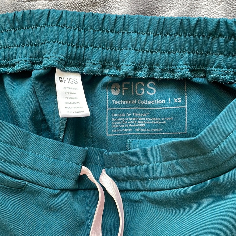 Figs Yola skinny scrub pants in Caribbean Blue